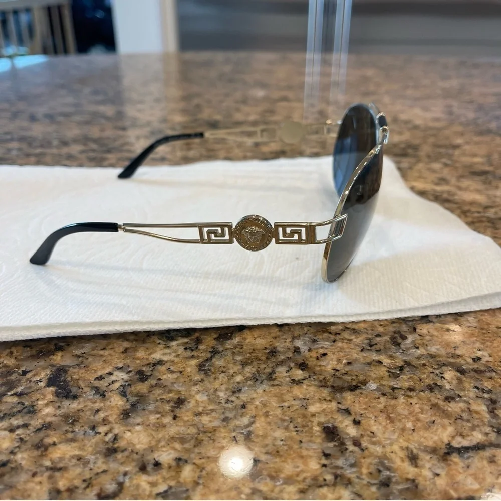 EUC authentic Versace womens sunglasses pilot aviator gold Medusa metal​